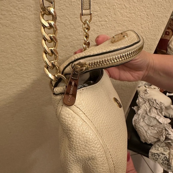 Michael Kors Gold White Crossbody Bag with Chain Strap - Picture 4 of 14